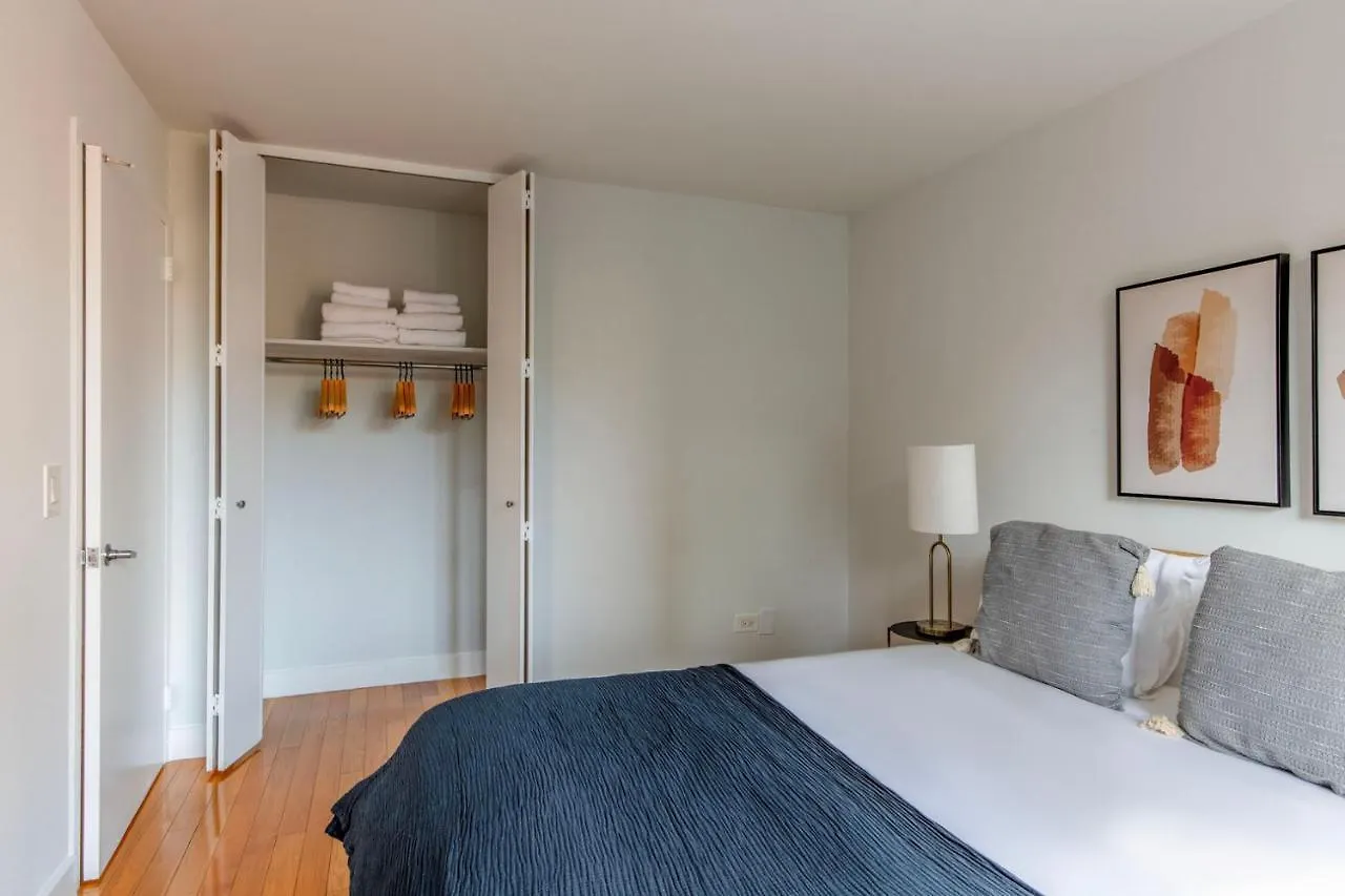 Midtown 2Br W Doorman Nr Theater District Nyc-1349 Appartement New York